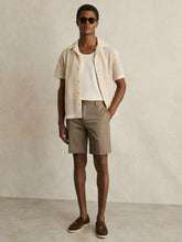 Men Oe Hampton Cotton Chino Shorts with Stretch in Taupe