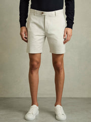 Men Short Length Casual Chino Shorts in Chalk