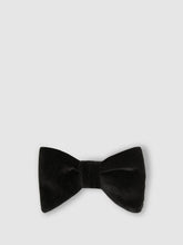Men Velvet Bow Tie in Black