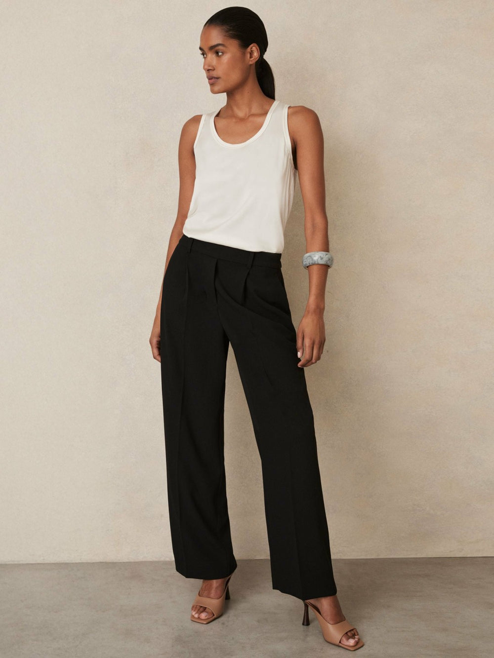 Women Elasticated-Waist Wide-Leg Twill Trousers in Black
