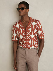 Men Geometric Embroidery Knit Shirt in Paprika Red