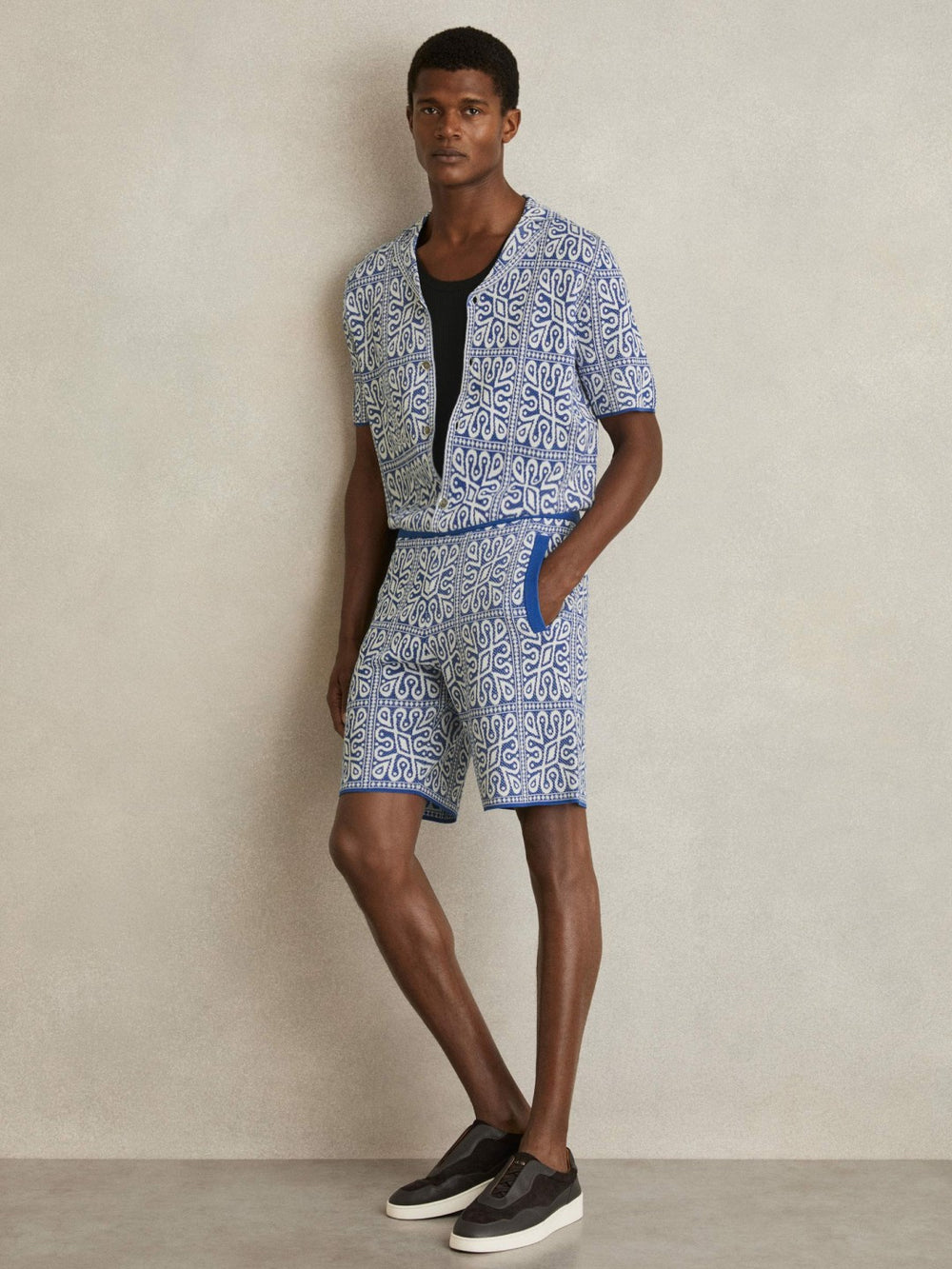 Men Tile Pattern Knit Shorts in Blue/White
