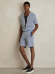 Men Tile Pattern Knit Shorts in Blue/White