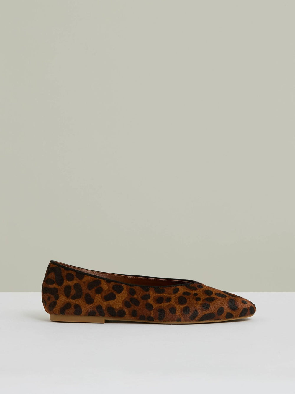 Women Leather Rounded-Point Toe Ballet Flats in Animal