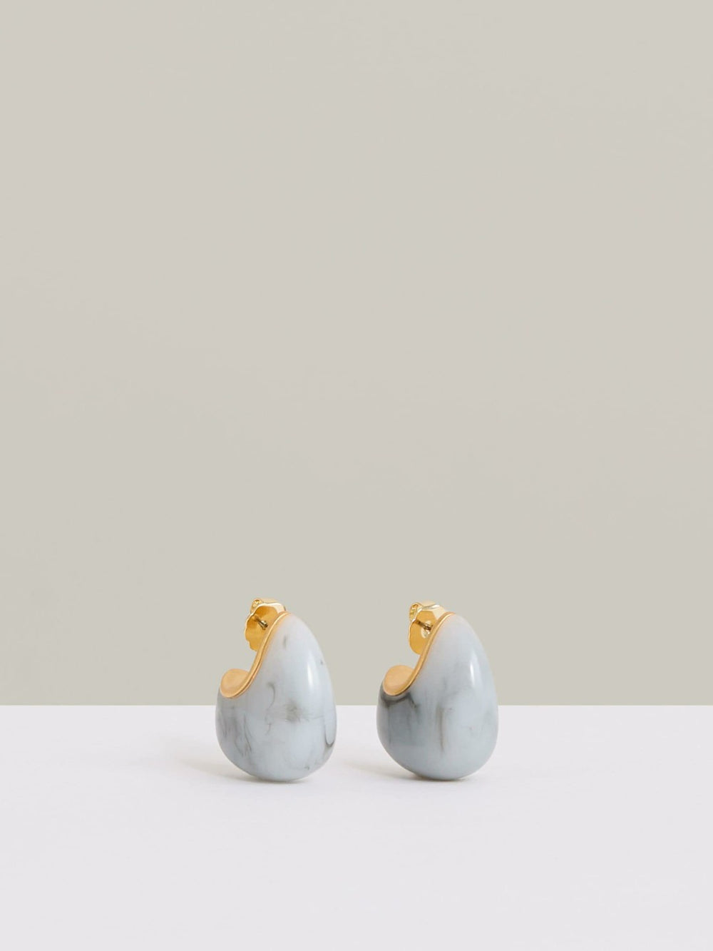 Women Curve Marble Scoop Earrings in Gold Tone