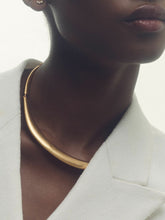 Women Polished Curve Choker in Gold Tone