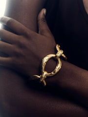 Women Molten Link Bracelet in Gold Tone