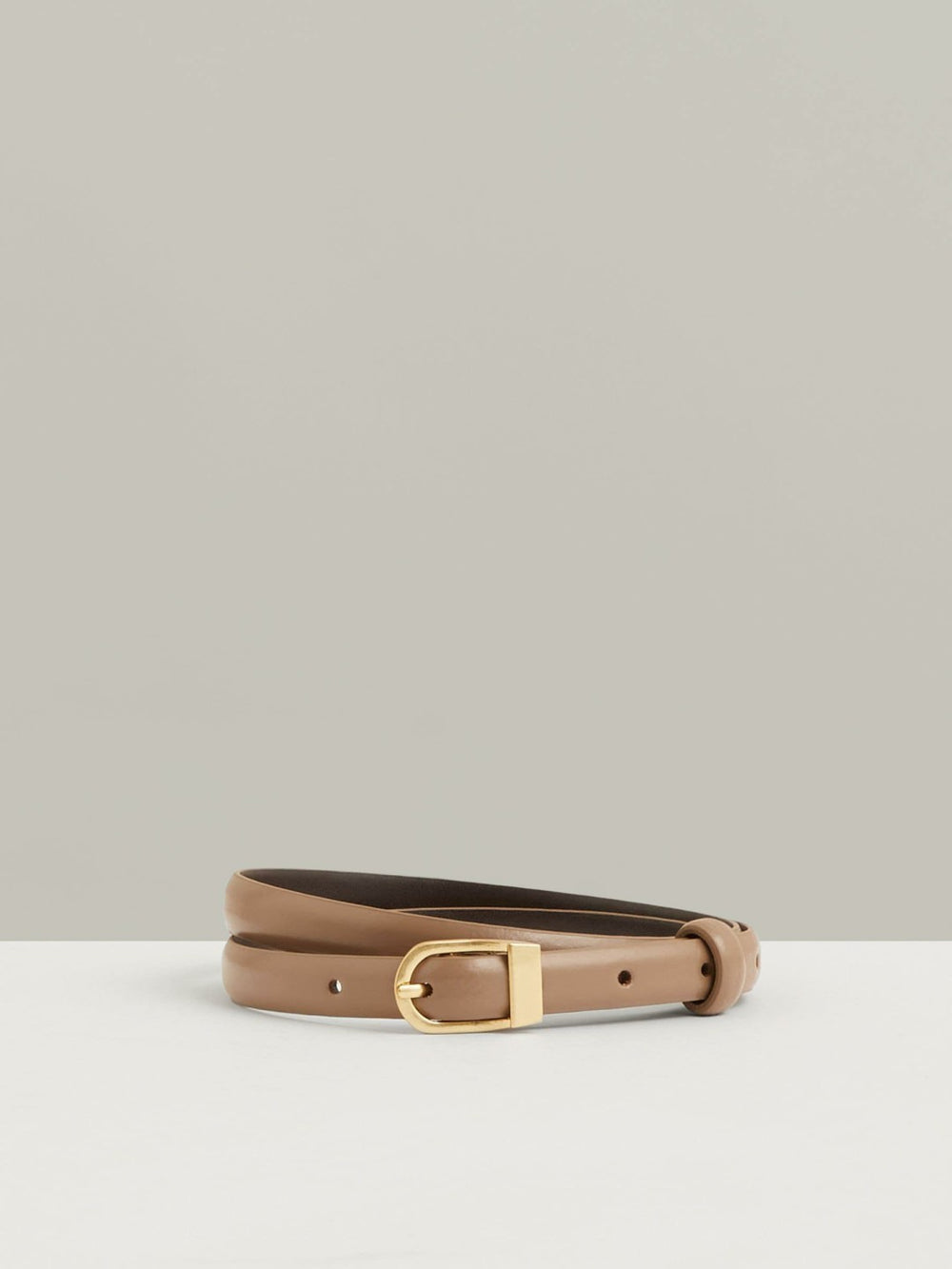 Women Leather Curved-Buckle Skinny Belt in Taupe