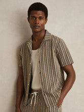Men Zig-Zag Knit Cuban-Collar Shirt in Tobacco Brown