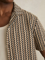 Men Zig-Zag Knit Cuban-Collar Shirt in Tobacco Brown