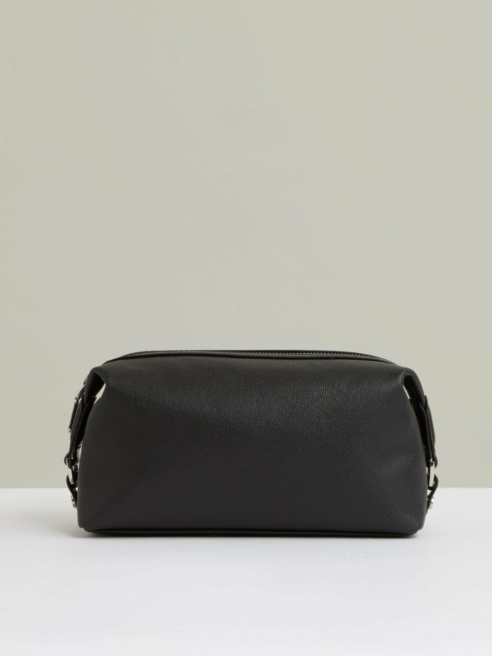 Men Micro-Grain Leather Washbag in Black