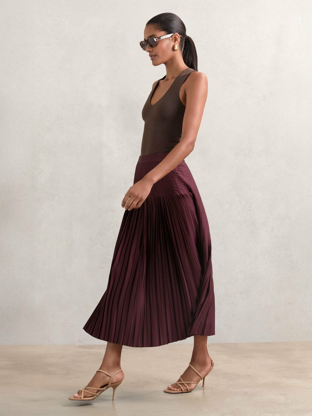 Women Pleated Midi Skirt in Burgundy
