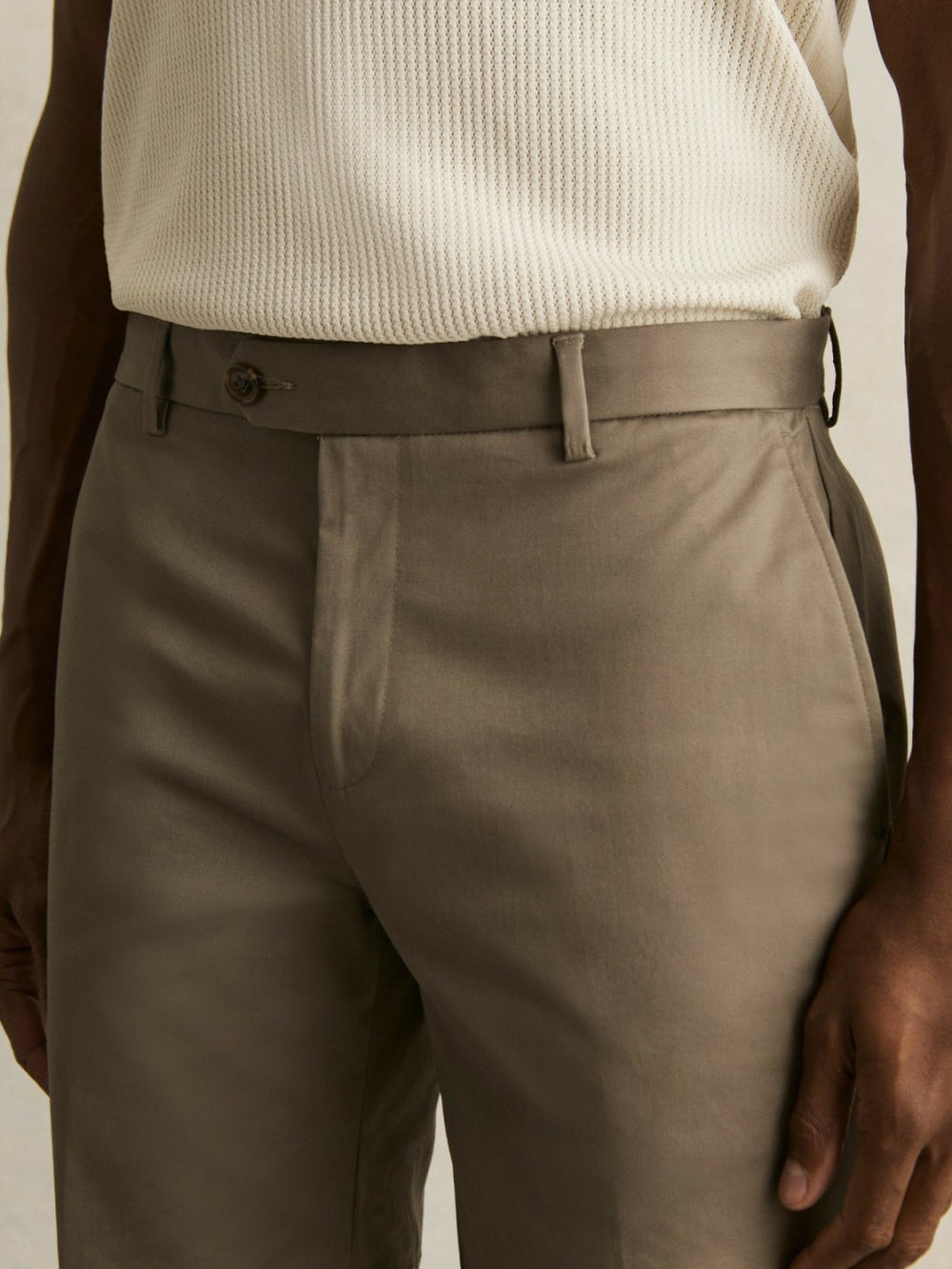 Men Oe Hampton Cotton Chino Shorts with Stretch in Taupe