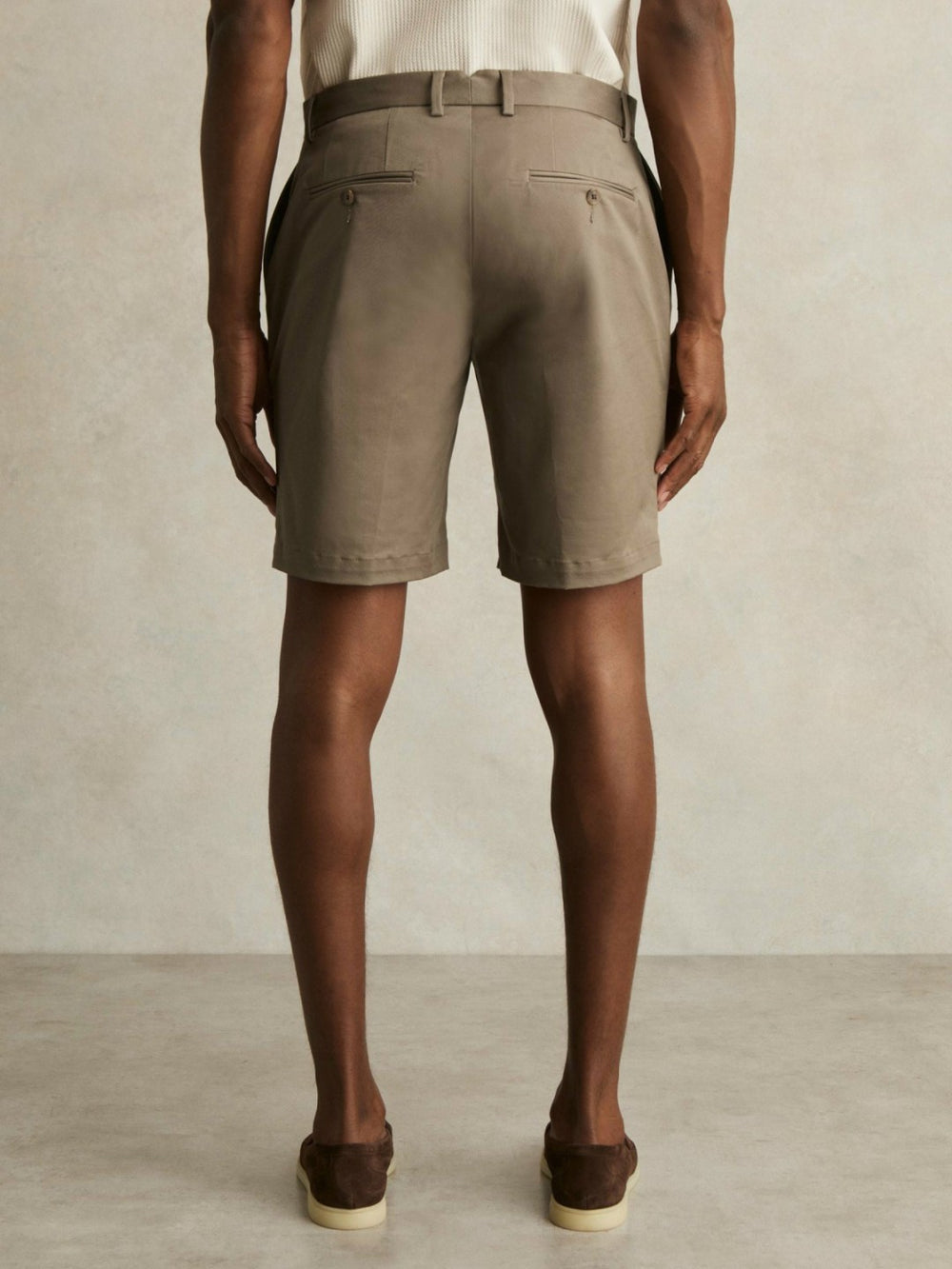 Men Oe Hampton Cotton Chino Shorts with Stretch in Taupe