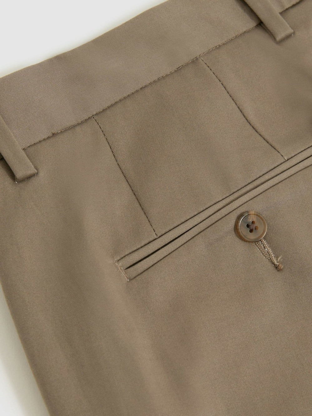 Men Oe Hampton Cotton Chino Shorts with Stretch in Taupe