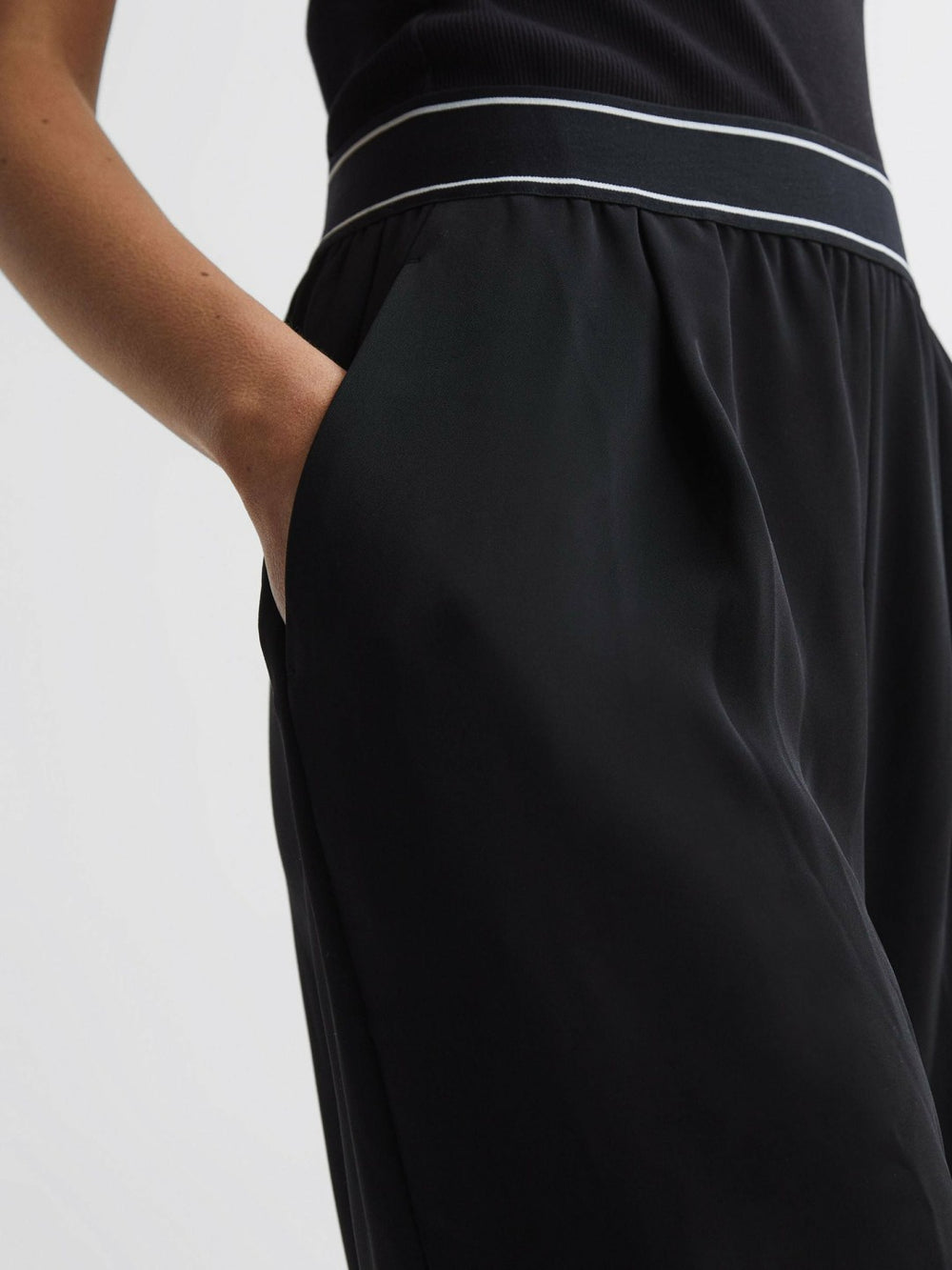 Women Wide Leg Elasticated Trousers in Black