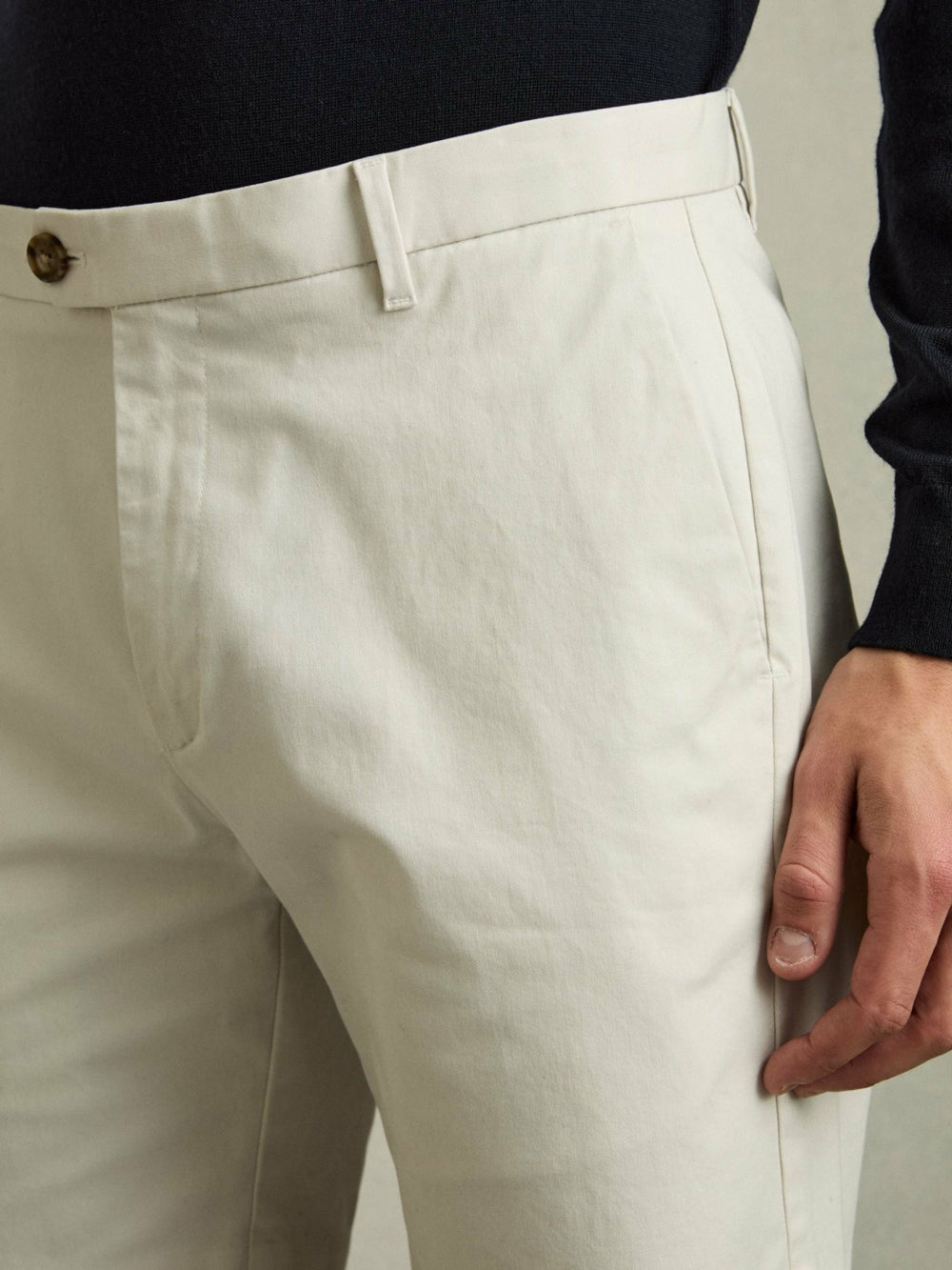 Men Short Length Casual Chino Shorts in Chalk