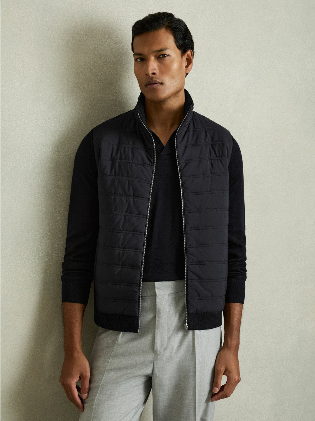 Men Hybrid Quilt and Knit Zip-Through Gilet in Navy