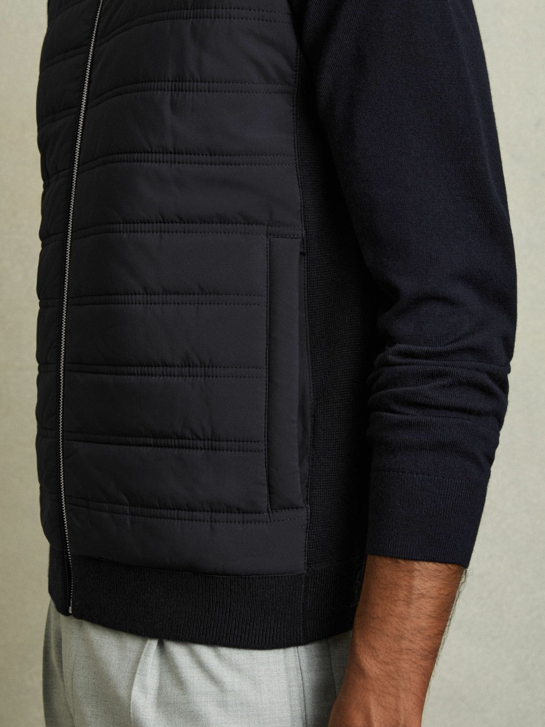 Men Hybrid Quilt and Knit Zip-Through Gilet in Navy