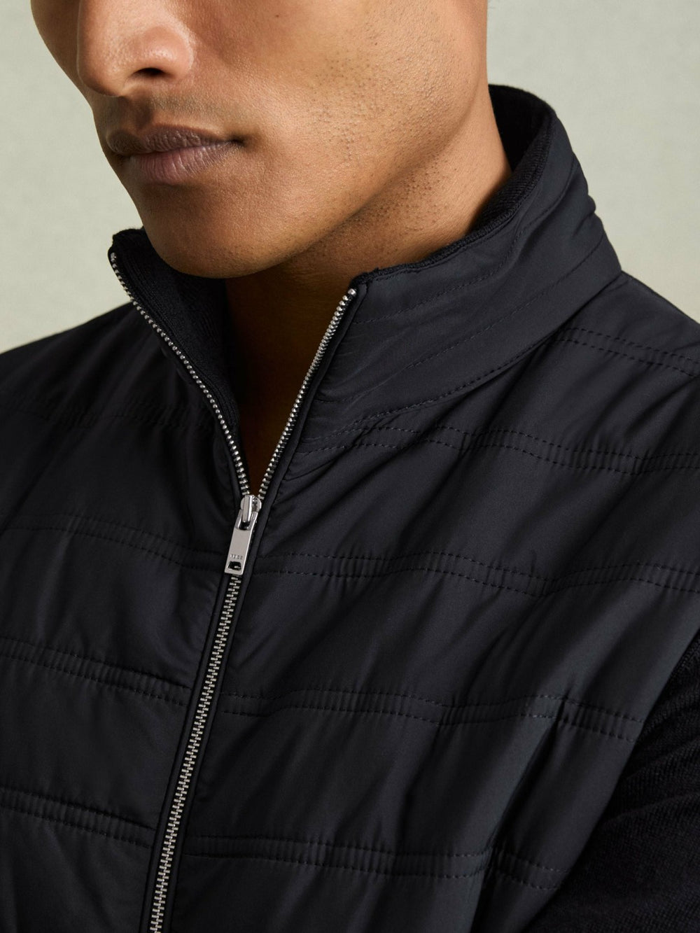 Men Hybrid Quilt and Knit Zip-Through Gilet in Navy