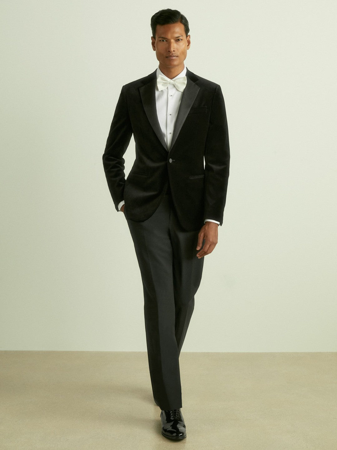 Men Velvet Single Breasted Slim Fit Jacket in Black
