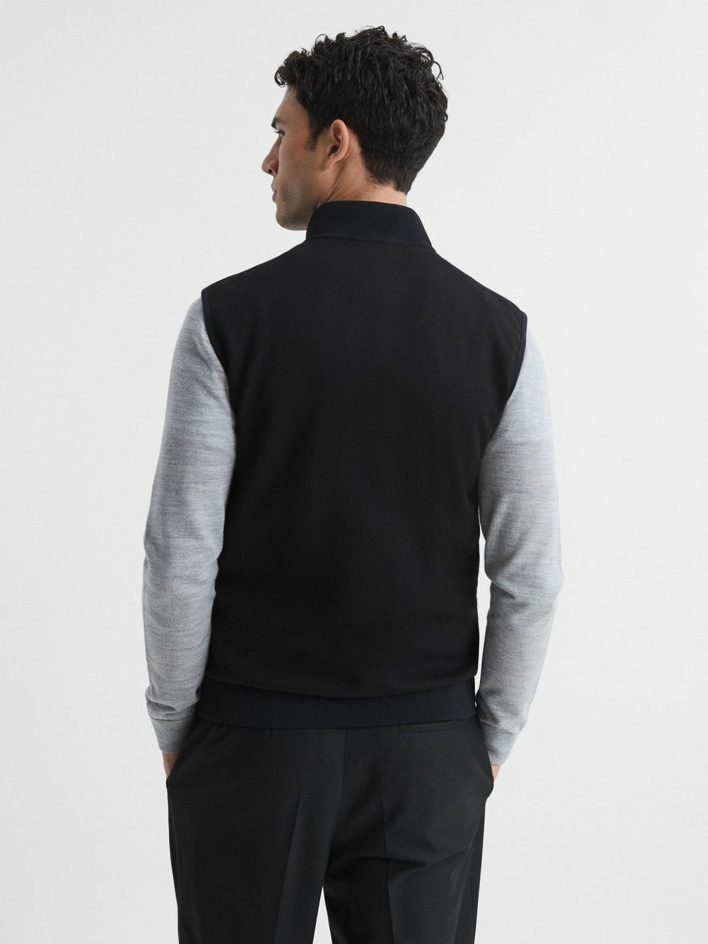 Men Hybrid Quilted Gilet in Black