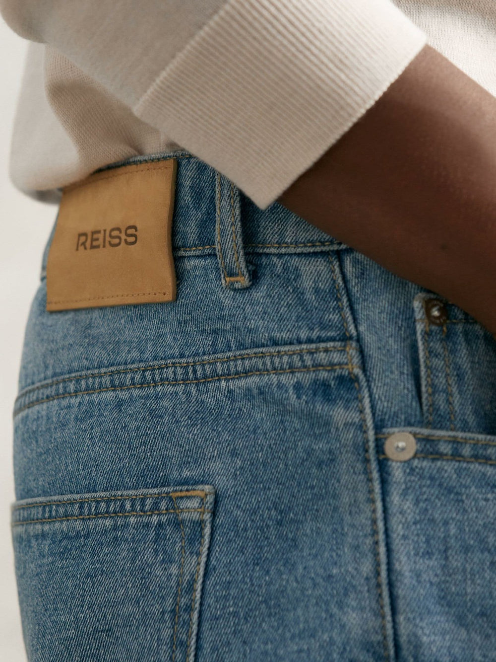 Men Loose-Fit Jeans in Light Blue Wash