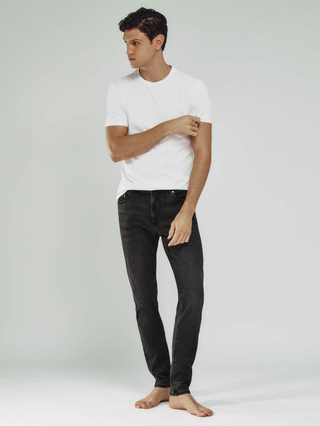 Men Tapered Slim-Fit Jeans in Washed Black