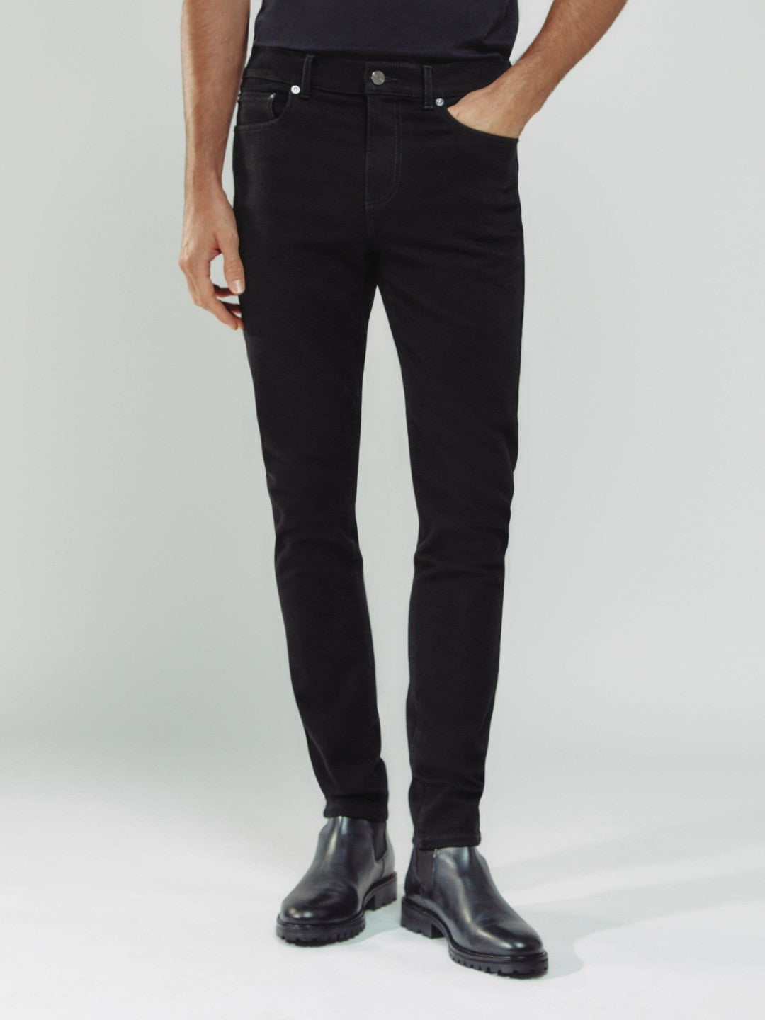 Men Skinny-Fit Jeans in Stay Black