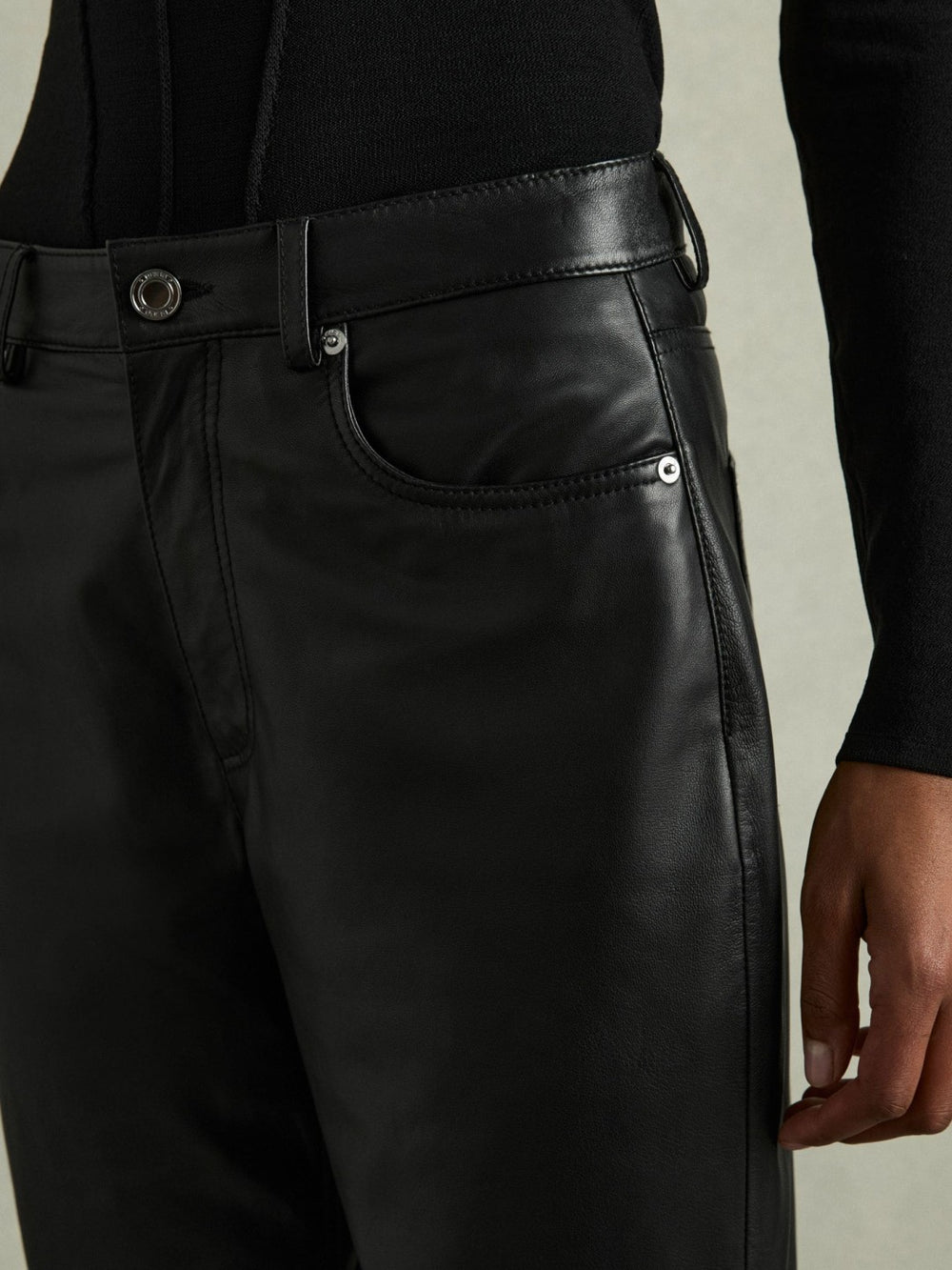 Women Leather Slim-Leg Trousers in Black