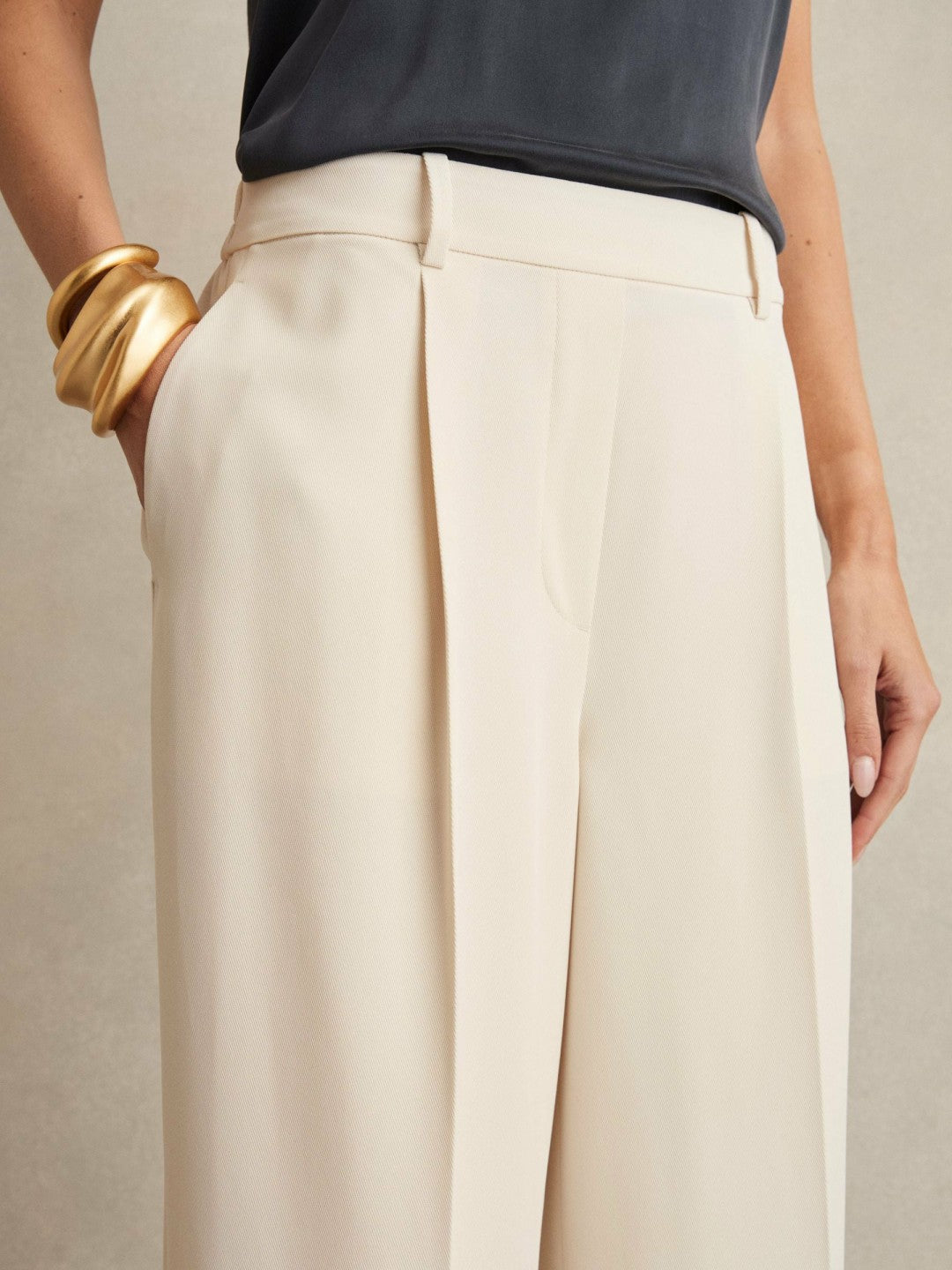 Women Elasticated-Waist Wide-Leg Twill Trousers in Cream