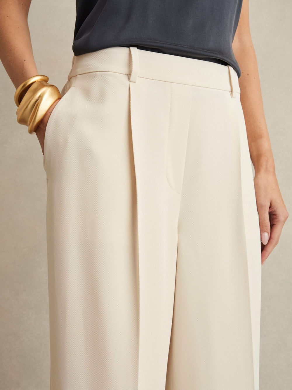 Women Elasticated-Waist Wide-Leg Twill Trousers in Cream