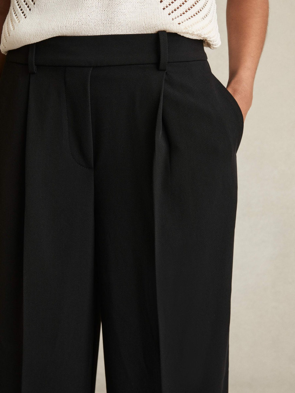 Women Elasticated-Waist Wide-Leg Twill Trousers in Black