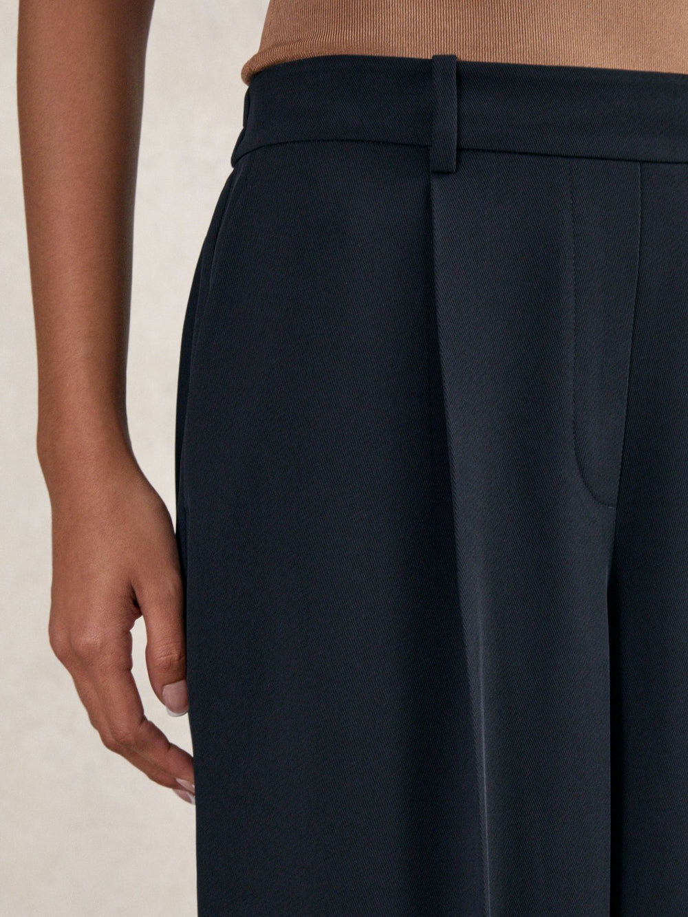 Women Elasticated-Waist Wide-Leg Twill Trousers in Navy