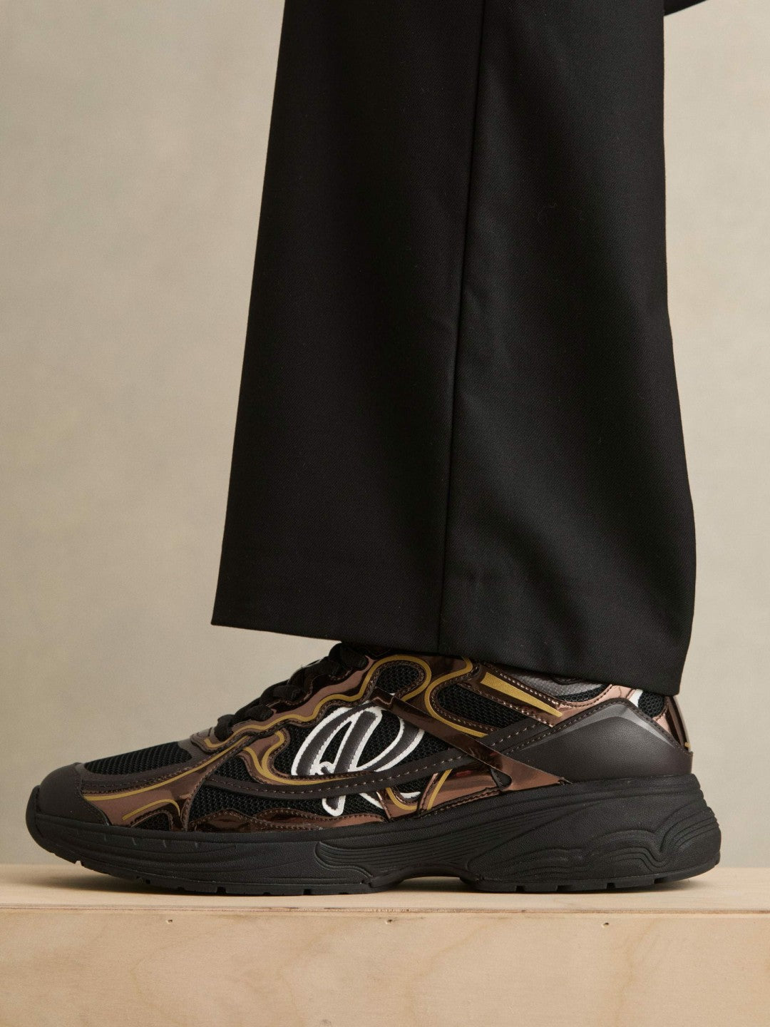 Men Overlay Logo Running Trainers in Electric Brown