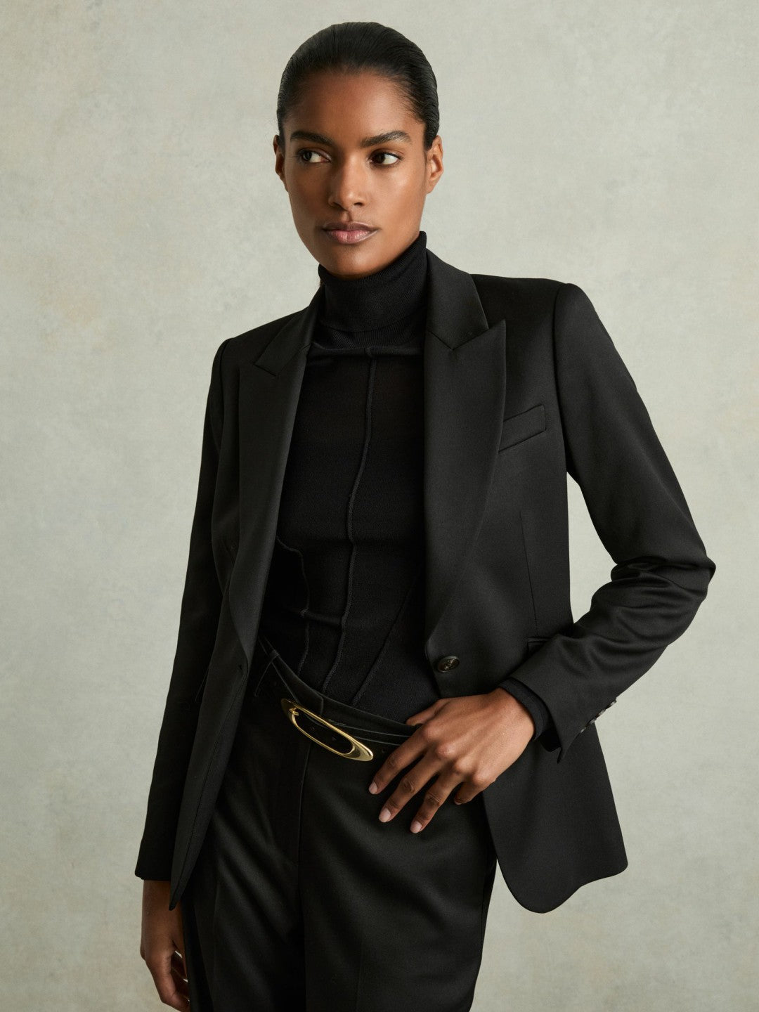 Women Leather Oval-Buckle Belt in Black