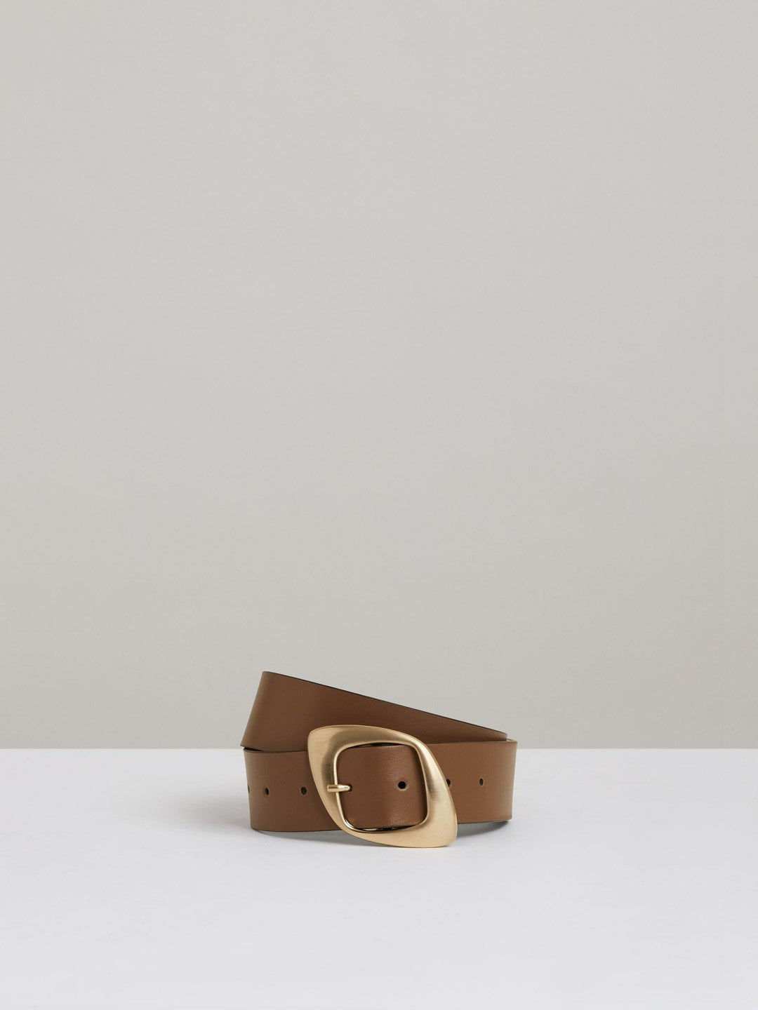 Women Leather Curved-Edge Buckle Belt in Taupe