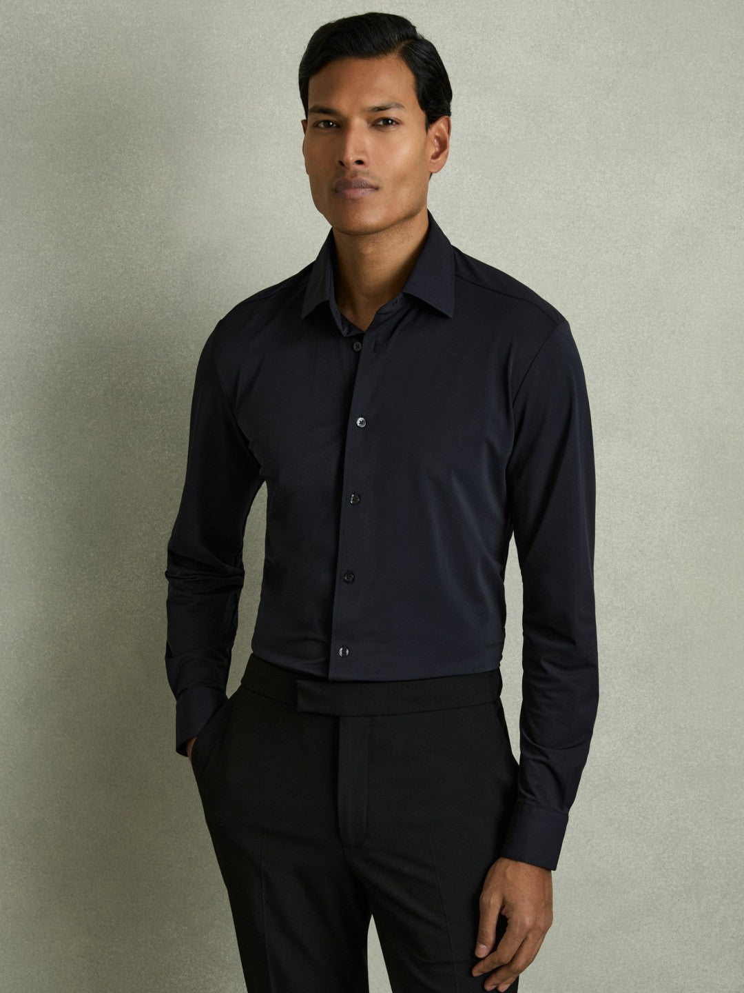 Men Long-Sleeve Travel Shirt in Navy