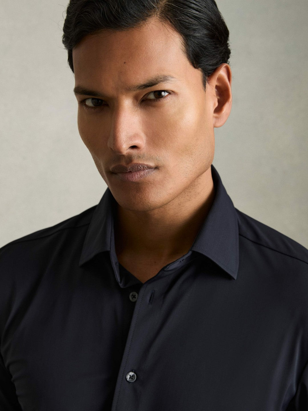 Men Long-Sleeve Travel Shirt in Navy