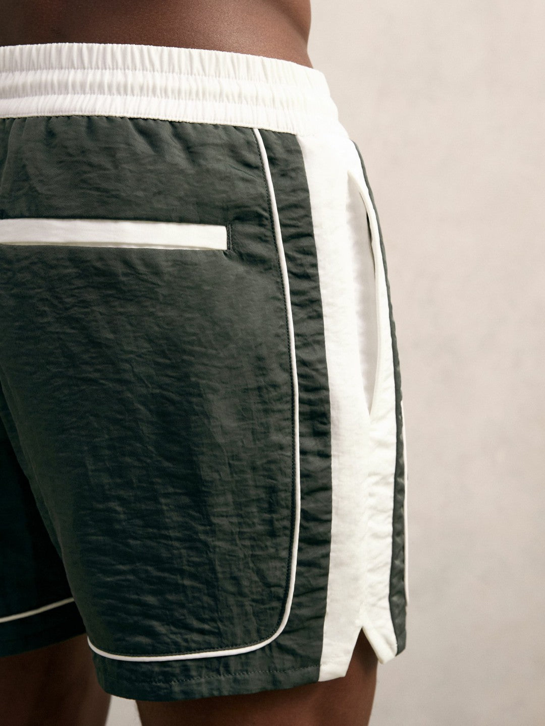 Men Colour-Block Piped-Trim Swim Shorts in Dark Green/White