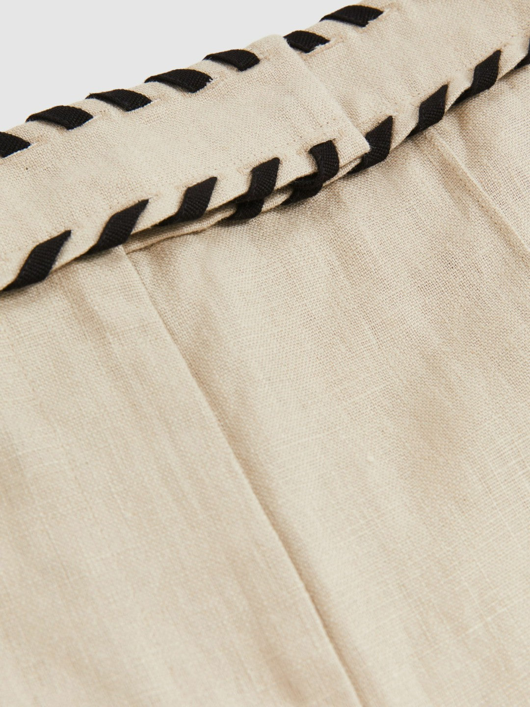Women Linen Whipstitch Shorts in Neutral
