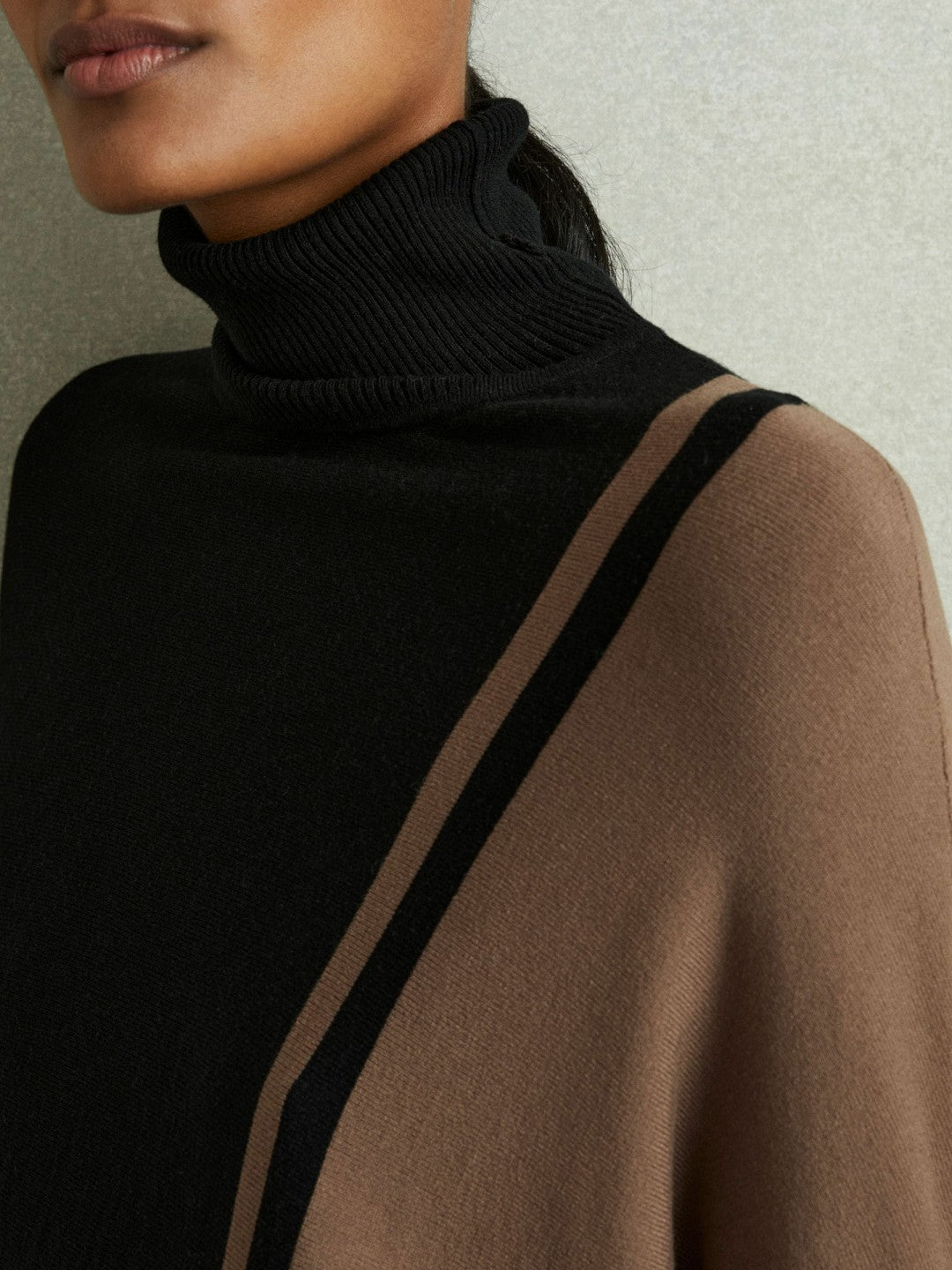 Women Colourblock Roll Neck Split Hem Jumper in Black/Mink