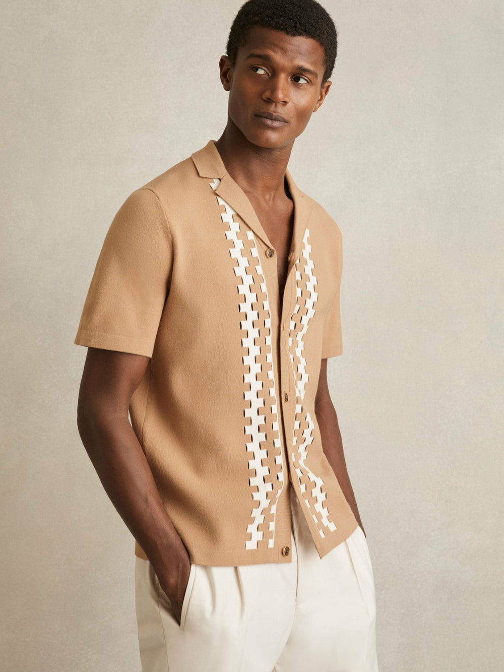Men Geometric Cuban-Collar Knit Shirt in Camel/Off White