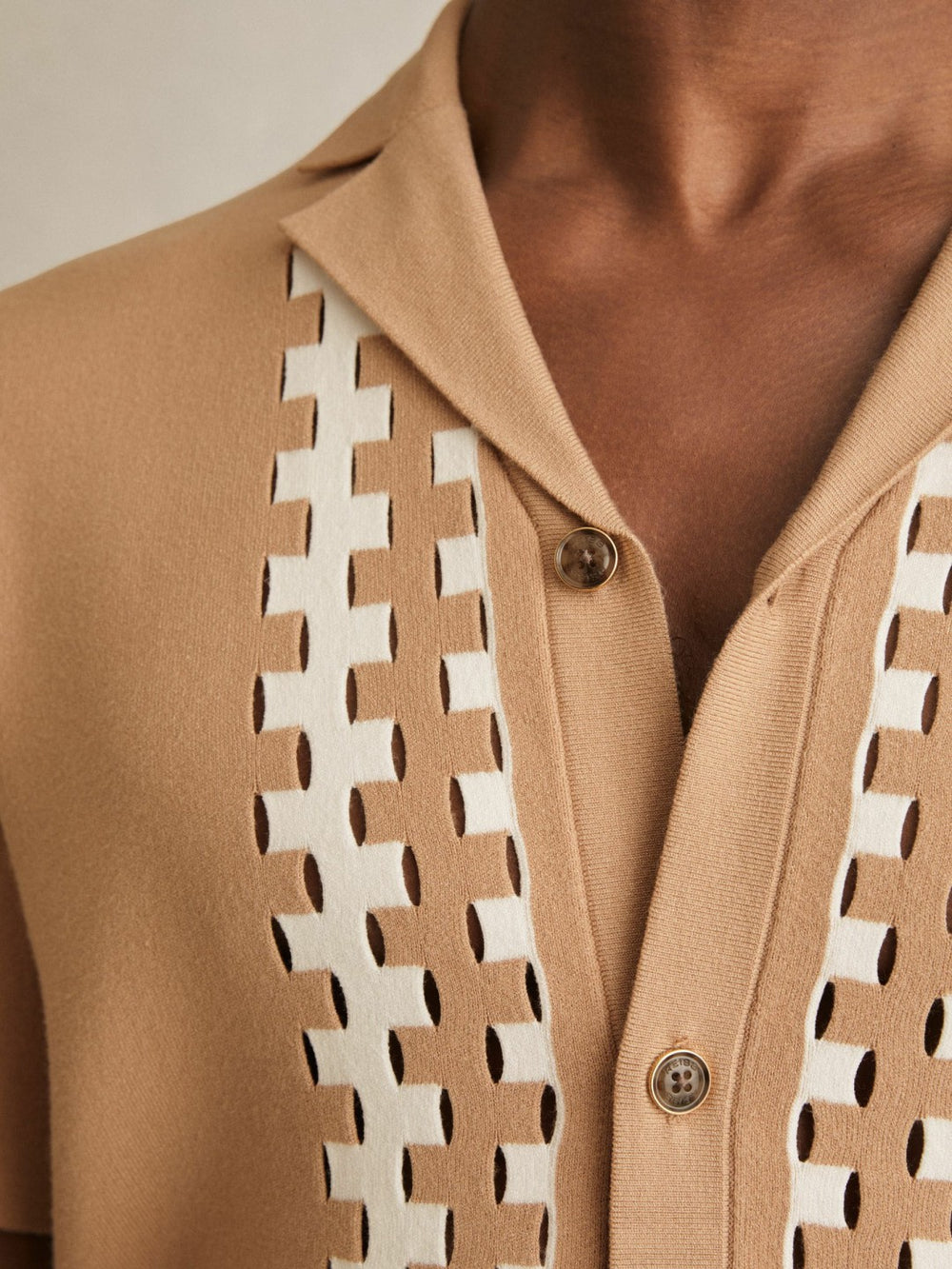 Men Geometric Cuban-Collar Knit Shirt in Camel/Off White
