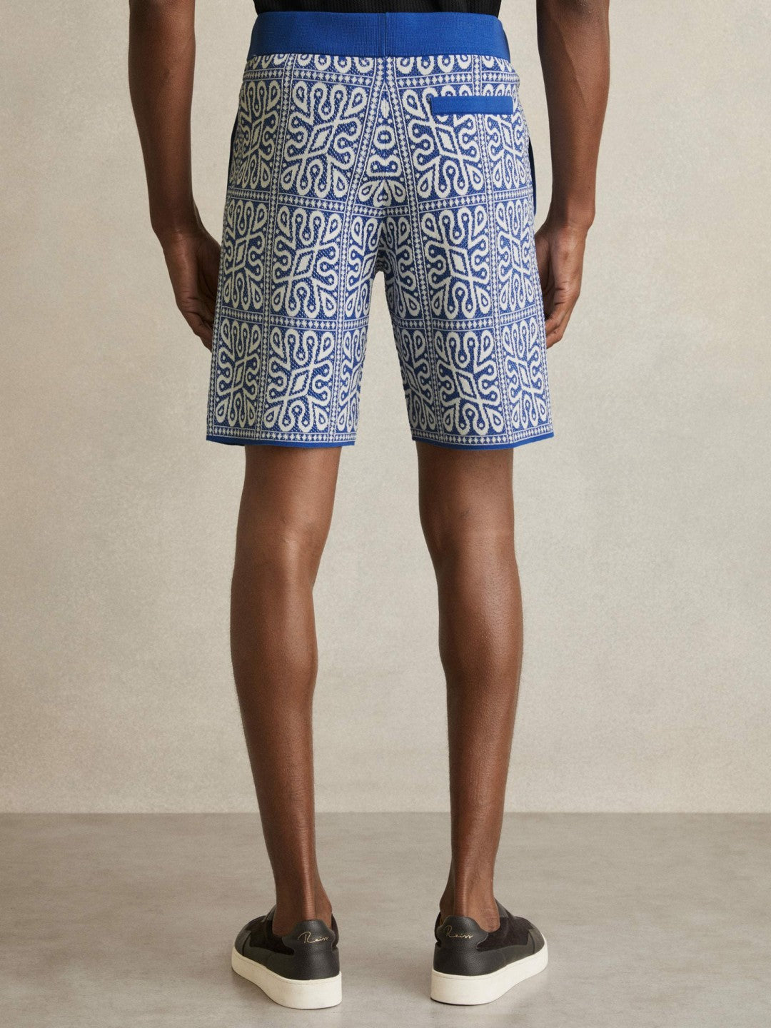 Men Tile Pattern Knit Shorts in Blue/White