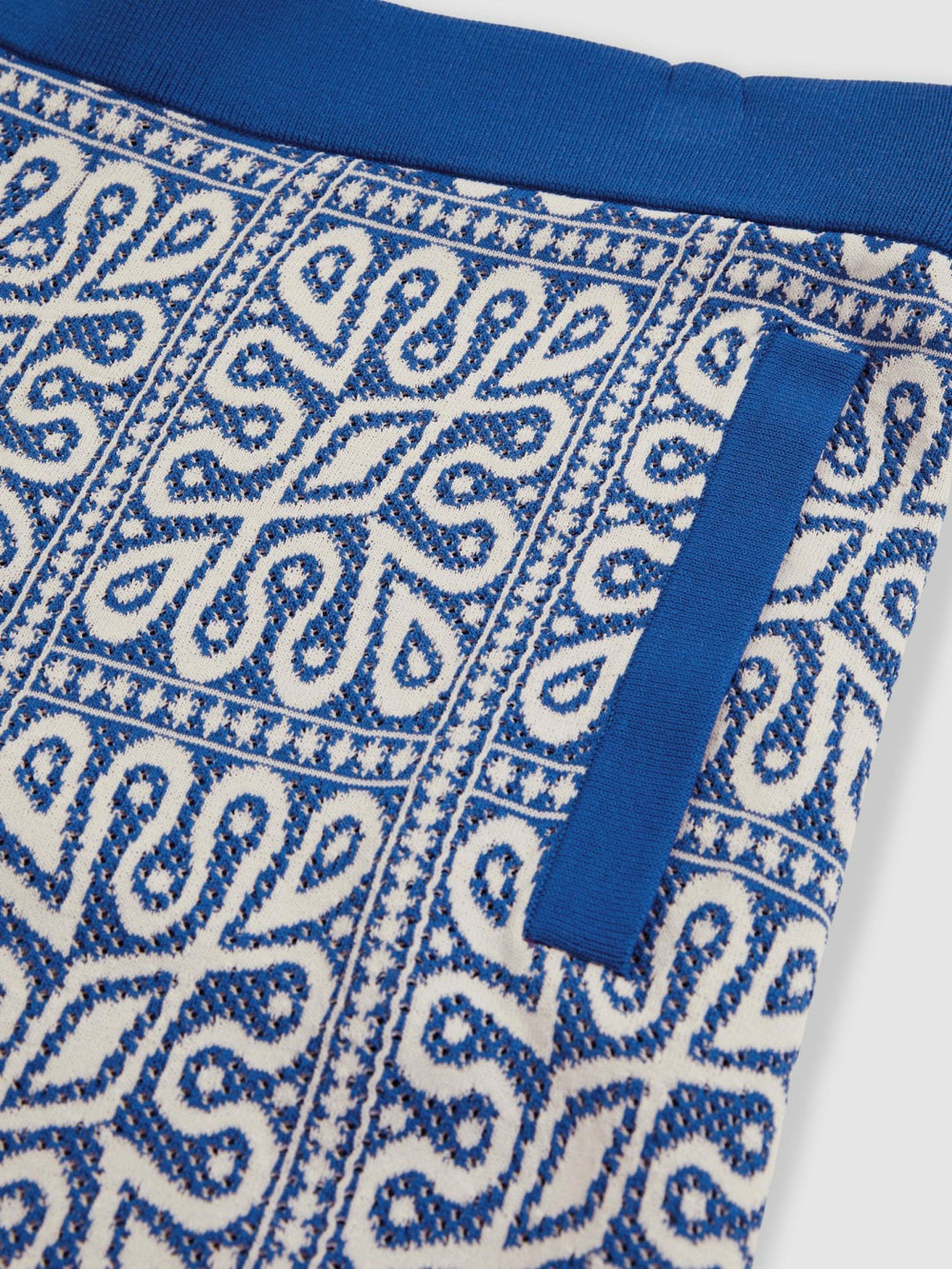 Men Tile Pattern Knit Shorts in Blue/White