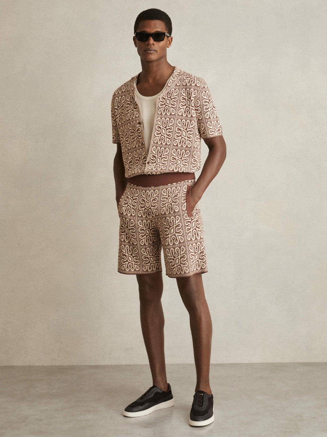 Men Tile Pattern Knit Shorts in Brown/White