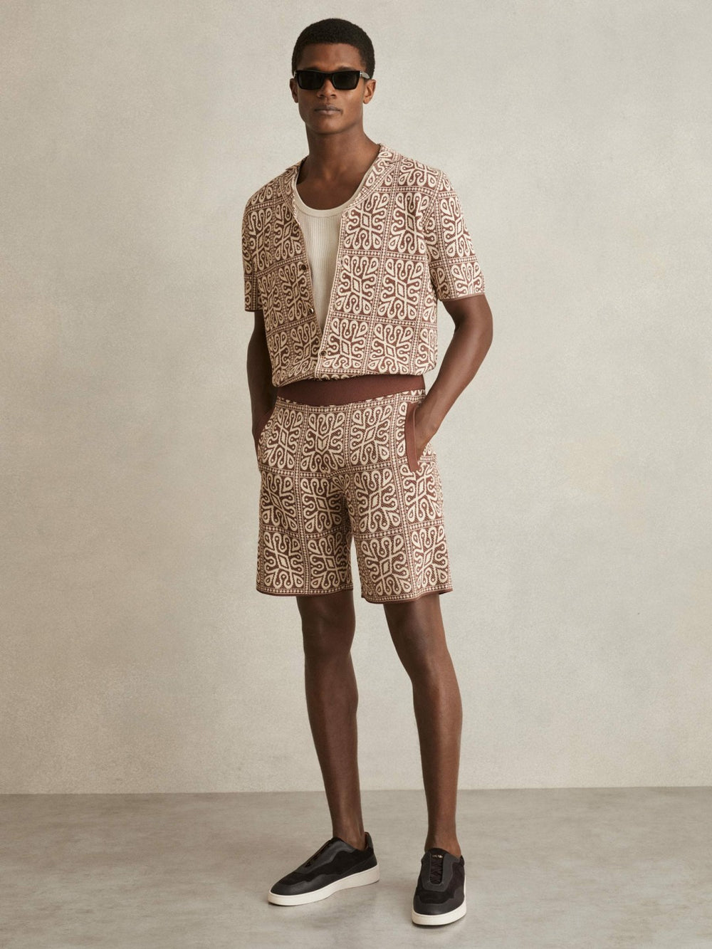 Men Tile Pattern Knit Shorts in Brown/White