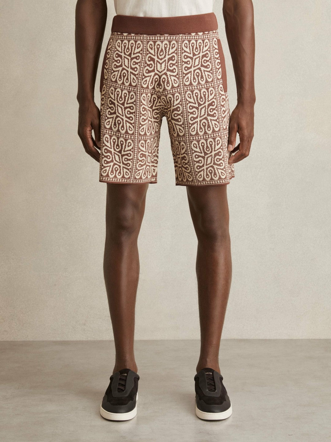 Men Tile Pattern Knit Shorts in Brown/White