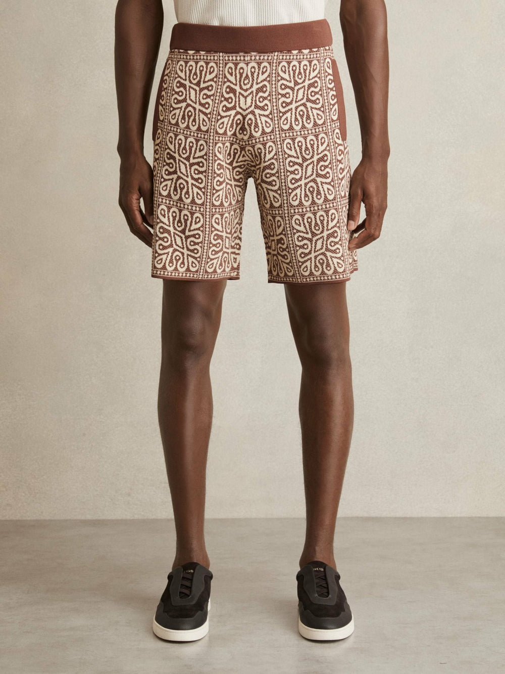 Men Tile Pattern Knit Shorts in Brown/White